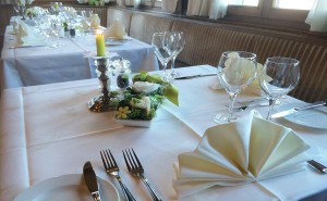 gedeckte Tische in der Seestube vom Hotel-Restaurant Rössli in Beckenried